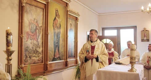 Ks. generał Krzysztof Radzik poświęcił nowy tryptyk z wizerunkiem św. Michała Archanioła