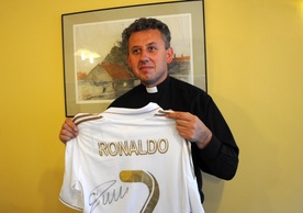 Ks. Jerzy Kostorz prezentuje koszulkę z autografem Cristiano Ronaldo