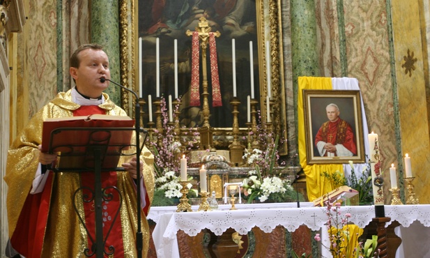 Kluczową rolę pełni rodzina, która jest pierwszą szkołą wiary. 