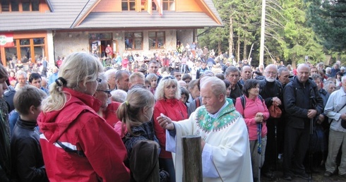 Modlitwa piechurów pod Babią Górą