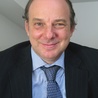 José Miguel Serrano Ruiz-Calderón jest profesorem filozofii prawa na Uniwersytecie Complutense w Madrycie, członkiem „Papieskiej Akademii pro Vita”, dyrektorem naukowym Instituto de Estudios Bursatiles