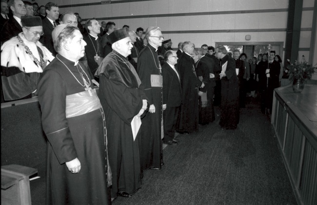 Lublin, 23 października 1988 r., KUL. Inauguracja roku akademickiego, podczas której kardynał Joseph Ratzinger otrzymał doktorat honoris causa tej uczelni z rąk rektora biskupa Jana Śrutwy. Od lewej stoją: kardynał Józef Glemp – prymas Polski, kardynał Joseph Ratzinger i kardynał Franciszek Macharski