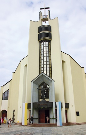  Wchodzących do kościoła wita figura Chrystusa  nad wejściem