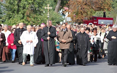  Pielgrzymi z bp. Andrzejem F. Dziubą w drodze do sanktuarium