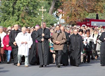  Pielgrzymi z bp. Andrzejem F. Dziubą w drodze do sanktuarium