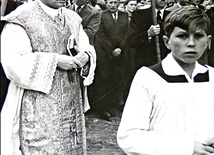  Ks. Józef Waląg przewodniczy procesji Bożego Ciała w latach 60. ub. wieku