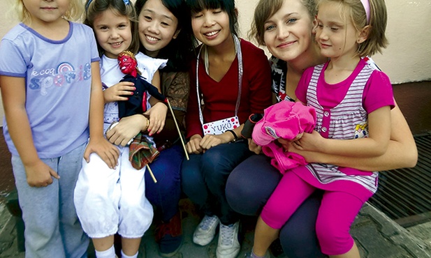  Yuko wraz z koleżanką robiła furorę wśród maluchów 
