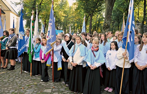  Sztandary Dzieci Maryi, których na pielgrzymce było ponad 70, w ciągu roku towarzyszą licznym uroczystościom kościelnym