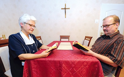  Zdzisława i Marian podczas modlitwy pamiętają o swoich kongresowych gościach 