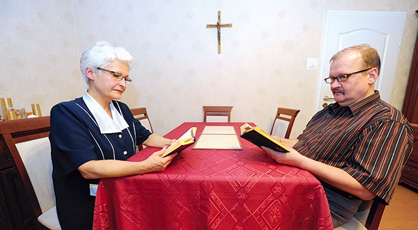  Zdzisława i Marian podczas modlitwy pamiętają o swoich kongresowych gościach 