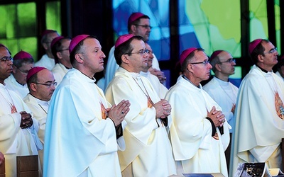  – To było prawdziwe doświadczenie Kościoła powszechnego – mówi bp Tadeusz Lityński. Na zdjęciu podczas liturgii