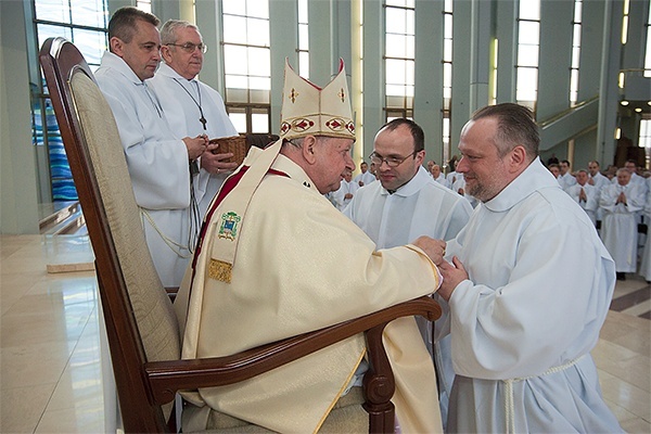 Kilkumiesięczny kurs kończy się uroczystym błogosławieństwem biskupa 