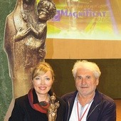  Autorka filmu z operatorem Mieczysławem Chudzikiem prezentują nagrodę festiwalu „Magnificat”
