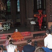  Modlitwa w gliwickiej katedrze w 2005 roku, po tragicznej śmierci brata Rogera, założyciela wspólnoty ekumenicznej w Taizé
