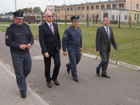 Minister Chmielewski wizytujący ZK w Łowiczu