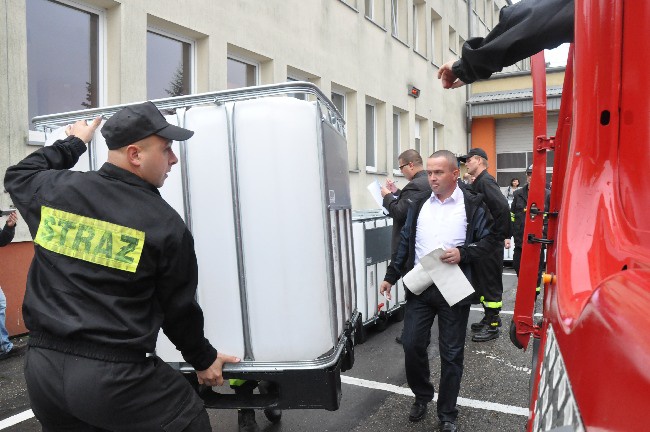 Pojemniki na wodę pitną dla gmin dotkniętych suszą