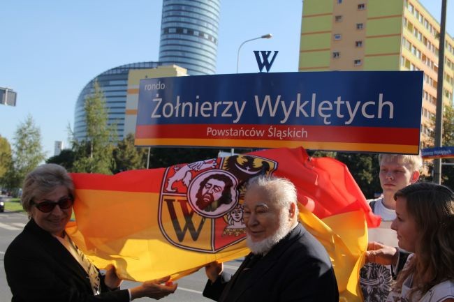 Tablica została odsłonięta m.in. przez Ryszarda Filipowicza ps. "Gryf", prezesa Zarządu Okręgu Dolnośląskiego Światowego Związku Żołnierzy Armii Krajowej