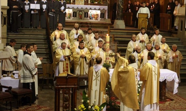 Liturgia uczy otwartości na Boga i powszechność Kościoła 