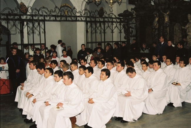 Benedykt XVI pierwszy raz przeżył uroczystość poświęcenia i nałożenia tunik