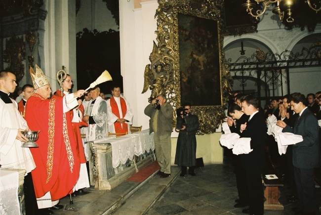 Benedykt XVI pierwszy raz przeżył uroczystość poświęcenia i nałożenia tunik