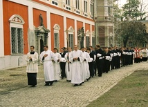 Benedykt XVI pierwszy raz przeżył uroczystość poświęcenia i nałożenia tunik