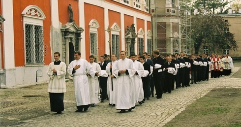 Benedykt XVI pierwszy raz przeżył uroczystość poświęcenia i nałożenia tunik