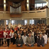 Kościół NMP Wspomożycielki Wiernych w Rumi wypełnił się młodzieżą