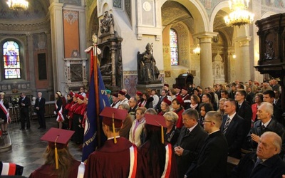 W Mszy św. uczestniczyły senaty oraz poczty sztandarowe uczelni wyższych diecezji płockiej