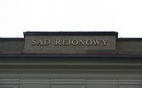 Napis na budynku sądu rejonowego w Wadowicach