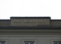 Napis na budynku sądu rejonowego w Wadowicach