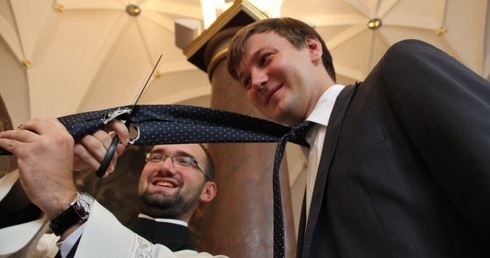 Obcinanie krawatów jest starą tradycją w seminarium