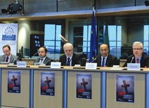 Debata na konferencji „Dyskryminacja chrześcijan” w Brukseli. Drugi od lewej poseł Konrad Szymański, obok poseł Jan Olbrycht, organizatorzy konferencji