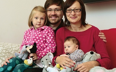Michał Szczepanik z żoną Moniką i córkami Zosią i Zuzią
