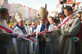 Abp Józef Kowalczyk, prymas Polski, wraz z ordynariuszem diecezji legnickiej bp. Stefanem Cichym, symbolicznie odsłonili herb papieski, który odtąd będzie zdobił wejście do bazyliki