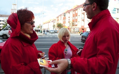  Można było ich spotkać na najbardziej ruchliwych ulicach Koszalina. Modlili się i rozdawali „wizytówki” Jezusa