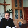 Ks. Jan Kochel jest kapłanem diecezji gliwickiej. W roku 2005 uzyskał stopień doktora habilitowanego teologii w zakresie katechetyki. Jest profesorem Uniwersytetu Opolskiego. Na co dzień zajmuje się również propagowaniem metody lectio divina i redakcją strony „Szkoły Słowa Bożego”