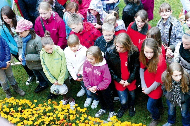 Dzieci i młodzi ludzie z archidiecezji warmińskiej rozpoczęli akcję sadzenia żonkili