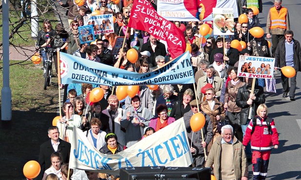 Dawać świadectwo o Chrystusie  można na różne sposoby. Jednym z nich jest coroczny  Marsz dla Życia w Zielonej Górze.  W tym roku wzięło  w nim udział ok. 2,5 tys. osób