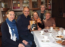  Od lewej – Elżbieta Smolnicka, dr Krzysztof Błecha, Bernadeta Dziedzic, Janina Suchonek, z tyłu Janina Kostka – najbliżsi opiekunowie Marii Krystyny w ostatnich latach jej życia
