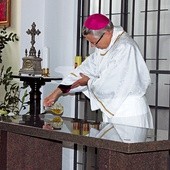  Biskup Andrzej Siemieniewski podczas obrzędu namaszczenia