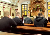  Każdy dzień rozpoczyna się od modlitwy w seminaryjnej kaplicy