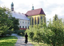  Cysterski klasztor w Trzebnicy został ufundowany w 1202 r. przez Henryka Brodatego z inspiracji św. Jadwigi. Od 1861 r. opiekują się nim siostry boromeuszki 