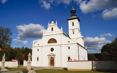 Odrestaurowana fasada pokamedulskiego kościoła