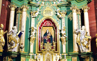 Jako pierwszy został odnowiony ołtarz główny z wizerunkiem Matki Bożej Krzeszowskiej 
