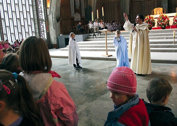 Inscenizacja pomogła dzieciom rozważać tajemnice radosne 