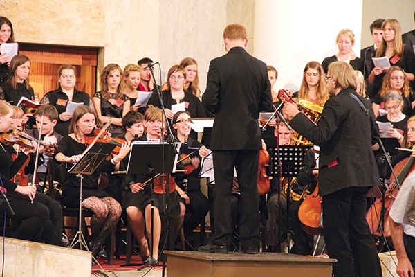  Chór  i orkiestra Ośrodka Liturgicznego podczas oazowego  Dnia Wspólnoty w katowickiej katedrze