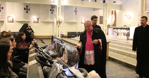 Arcybiskup metropolita gdański Sławoj Leszek Głódź pobłogosławił matki mieszkające w Matemblewie i ich pociechy