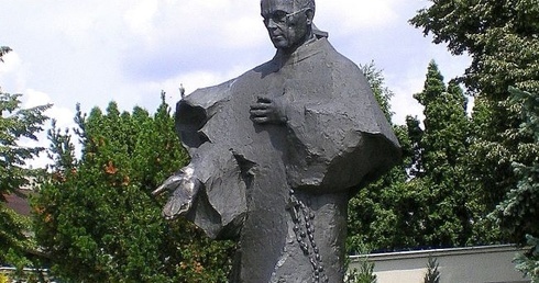 Pomnik św. Maksymiliana Kolbego w Niepokalanowie