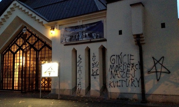 Wieczorem w kościele trwały modlitwy przebłagalne za akt wandalizmu