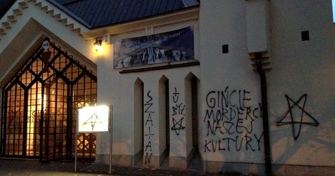 Wieczorem w kościele trwały modlitwy przebłagalne za akt wandalizmu